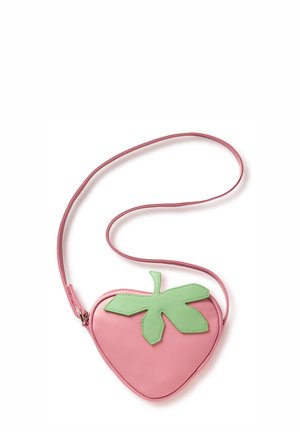 Roze crossbodytas in de vorm van een hart met een groen bladdetail en een lange riem op een witte achtergrond.
