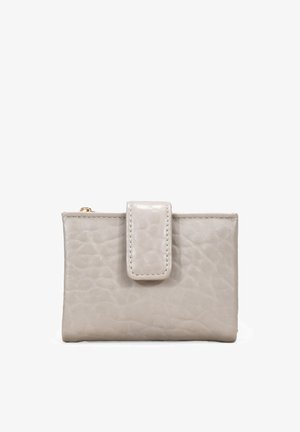 Cartera de cuero texturizado gris con forma rectangular, que cuenta con un cierre de broche frontal y una cremallera dorada en la parte superior. Acabado liso.