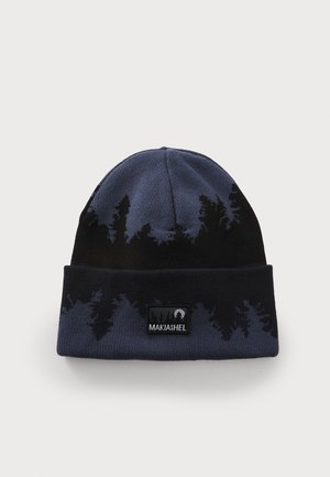 Gehaakte beanie in donker marineblauw en zwart met een silhouetpatroon van een boom. Bevat een omgeslagen manchet en een "MAKIA&HEL" label aan de voorkant.
