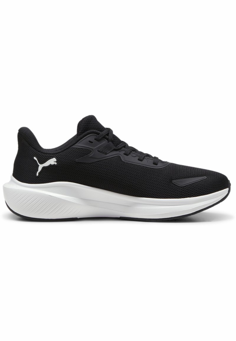 Zapatillas deportivas negras con parte superior de malla transpirable, que cuentan con una suela blanca y el logo de Puma. Diseño aerodinámico con acentos texturizados.