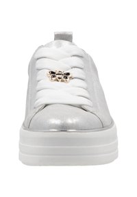 Silberne Metallic-Sneaker mit weißen Schnürsenkeln, Plateausohle und goldfarbenem Bienen-Emblem auf der Zunge. Glatte Textur, modernes Design.