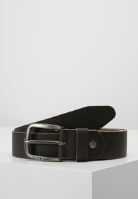 Sort læderbælte med en sølvmetalklips, der har en trykknaplukning og en mærkeaccent. Glat tekstur med et enkelt, klassisk design.