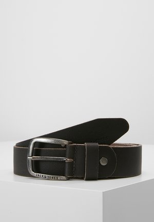 Cinturón de cuero negro con una hebilla de metal plateado, que cuenta con un cierre a presión y un acento de marca. Textura suave con un diseño simple y clásico.