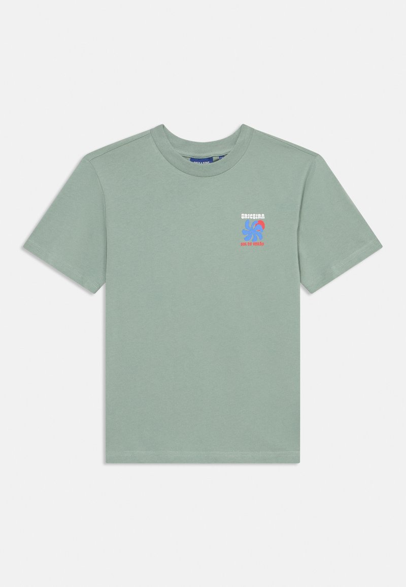 Helles grünes T-Shirt mit kurzen Ärmeln, aus Baumwolle gefertigt. Verfügt über einen bedruckten blauen und roten Grafikdruck auf der linken Brustseite. Klassisches Rundhalsdesign.