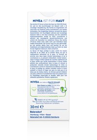 NIVEA UV-Serum Verpackung; rechteckige weiße Box mit blauer und grüner Schrift; 30 ml; Informationen zum UV-Schutz und aufgelistete Inhaltsstoffe.