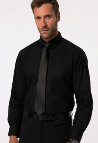 Zwarte overhemd met lange mouwen, een button-down kraag en een enkele borstzak, gecombineerd met een bijpassende zwarte stropdas en riem.
