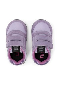 Scarpe da ginnastica viola in mesh e camoscio, con doppio cinturino in velcro, colletto imbottito e soletta nera con scritte rosa.