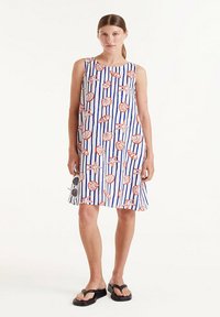 Abito estivo con un motivo a righe blu e bianche caratterizzato da design di conchiglie rosse e stelle marine. Senza maniche, lunghezza al ginocchio, realizzato in un tessuto leggero.