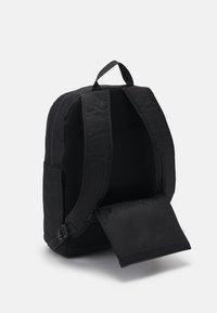 Svart ryggsäck med mesh-bakpanel, justerbara axelremmar och en framficka. Utrustad med dragkedjestängning och plan botten för stabilitet.