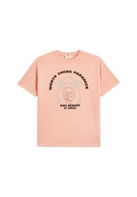 Lyserød t-shirt med korte ærmer, der har en struktureret tekstur og et trykt design med teksten "NORTH SHORE PARADISE" samt et kraniumgrafik.