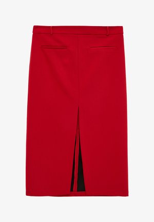 Falda midi lápiz roja con dos bolsillos de vivo en la parte trasera, presillas para cinturón y una abertura central posterior que revela un forro negro.