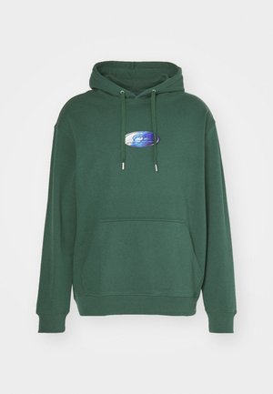 Ciemnozielona bluza z kapturem, kieszenią z przodu i owalnym niebiesko-białym logo na piersi.