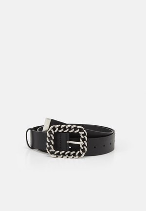 Ceinture en cuir noir avec une boucle carrée en chaîne argentée et plusieurs trous de réglage, enroulée sur fond blanc.