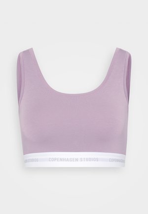 Bralet din bumbac lavandă cu decolteu rotund, bretele late și un elastic alb pe care este inscripționat textul "Copenhagen Studios".