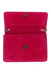 Lyst rosa suede clutch med en glat tekstur, der har en sølv snapslukning og kædedetaljer indeni, designet i en flad, rektangulær form.