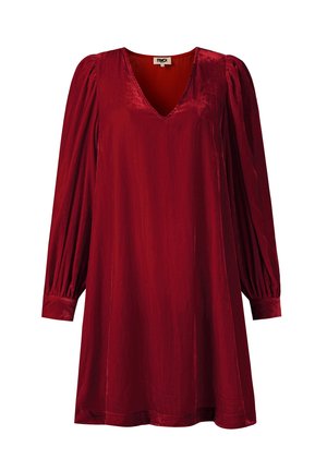 Rode fluwelen jurk met een V-hals en lange pofmouwen. Kenmerkt zich door een gladde textuur en een losse A-lijnvorm, die boven de knie eindigt.