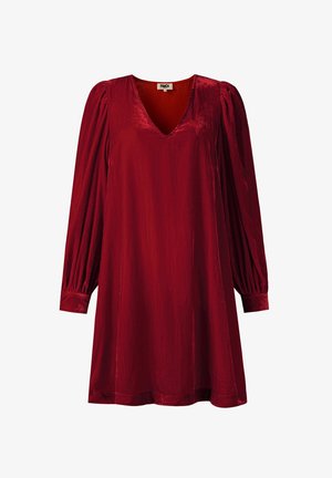Rode fluwelen jurk met een V-hals en lange pofmouwen. Kenmerkt zich door een gladde textuur en een losse A-lijnvorm, die boven de knie eindigt.