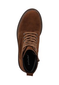Brązowe zamszowe botki za kostkę z okrągłym noskiem, wiązane na sznurowadła, z kontrastującym białym przeszyciem oraz bocznym zamkiem błyskawicznym ułatwiającym zakładanie.
