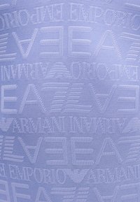 Υφή υφάσματος ανοιχτού μωβ χρώματος με επαναλαμβανόμενο ανάγλυφο κείμενο «EA7 Emporio Armani» και μοτίβα λογότυπου υφασμένα σε όλο το μήκος.