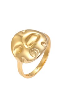 Guld-farvet ring med en struktureret, organisk form, der har uregelmæssige buler og riller på en poleret overflade. Stemplet med "925" indeni.