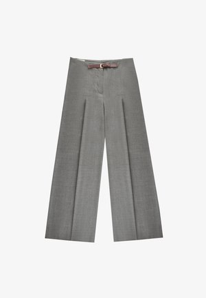 Grijs wijde broek met een gestructureerde afwerking, voorzien van een ceintuur en voorplooien voor extra vorm.
