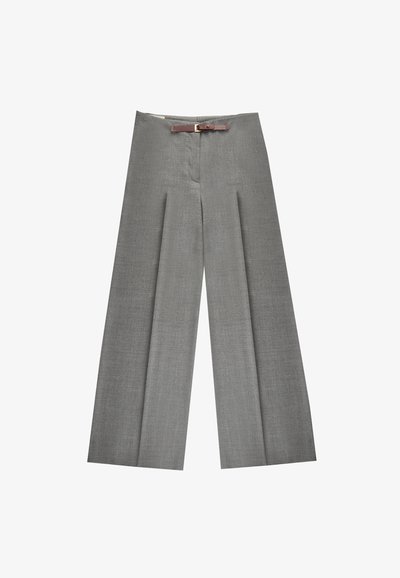 Szare spodnie o szerokim kroju z teksturowanym wykończeniem, z paskiem w talii i plisami z przodu dla dodatkowego kształtu.