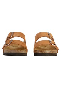 Sandales en suède marron avec deux sangles ajustables, boucles en argent, une semelle intérieure texturée et une semelle en caoutchouc noire.