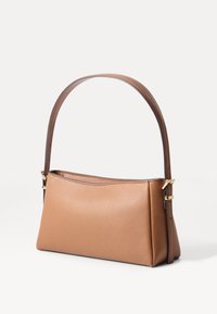 Sac à main en cuir texturé marron avec une poignée courbée et des finitions dorées. Le sac a une forme structurée et un design lisse et minimaliste.