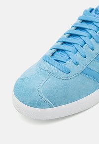 adidas Originals GAZELLE - Trainers - clear blue/light blue/off-white