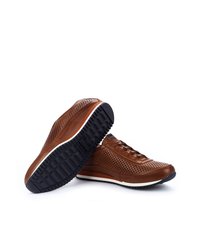 Brune lædersneakers med perforeret design, sort skridsikker sål, hvid accentstribe og flade snørebånd. Let og åndbar konstruktion.