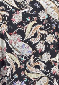 Schwarzer Stoff mit floralen Mustern in Weiß-, Rot-, Blau- und Goldtönen, ausgestattet mit filigranen Details und einer strukturierten Oberfläche.