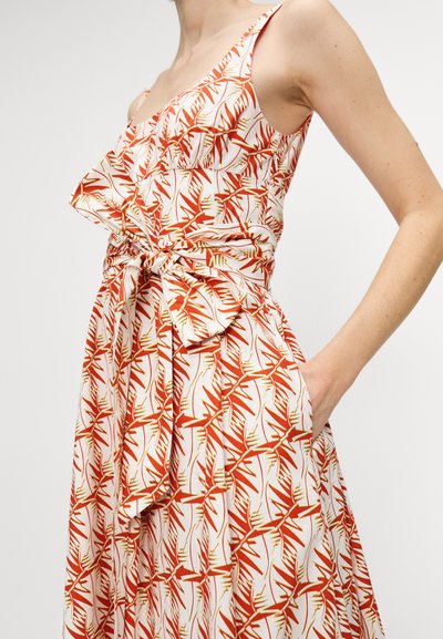 Blumen kleid mit weißem Hintergrund und roten sowie grünen Blattmustern, taillierter Oberteil, rüschendem Ausschnitt, Taillenband und seitlichen Taschen.