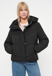 Sort puffer-jakke med hætte, med kviltet design, trykknaplukning foran og sidelommer. Glat tekstur; afslappet pasform.