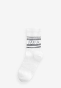 Witte katoenen sok met ribbeltextuur, met grijze strepen en de tekst "BAKER" in het midden. Standaard enkelhoogte.