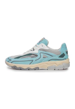 Niski sportowy sneaker z jasnoniebieskiego zamszu, białej siateczki, kremowej śródpodeszwy i szarej gumowej podeszwy, widoczny z zewnętrznej strony.
