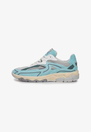 Zapatilla deportiva de corte bajo con ante azul claro, malla blanca, entresuela color crema y suela de goma gris, vista desde el lado exterior.