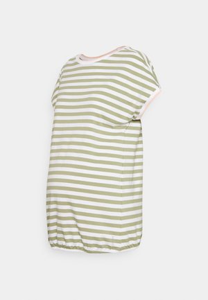 Løs kortærmet kjole med olivengrønne og hvide horisontale striber og elastisk kant, vist mod en hvid baggrund.