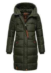 Long manteau d'hiver matelassé vert foncé avec capuche, fermeture éclair frontale, deux poches zippées et détails du logo orange sur le devant et les manches.
