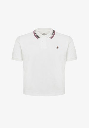 Witte poloshirt met een twee-knops plooi, bordeauxrode en zwarte gestreepte kraag en geborduurd logodetail op de borst. Korte mouwen.