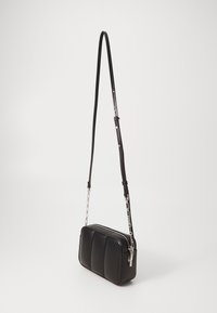 Borsa a tracolla nera in pelle liscia, con chiusura a zip, design imbottito e tracolla con catena per lunghezza regolabile.