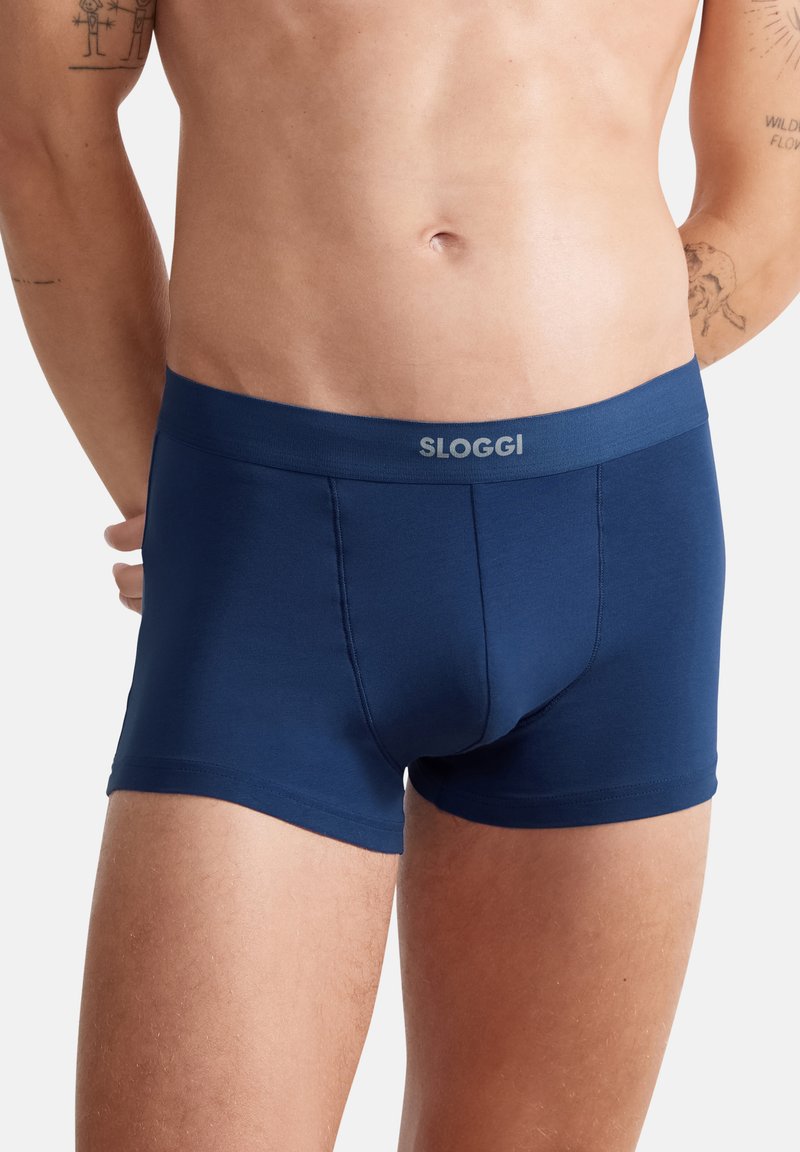 Marineblaue Boxershorts aus weichem, dehnbarem Stoff. Sie verfügen über einen glatten Bund mit dem "SLOGGI"-Logo und ein eng anliegendes Design für höchsten Komfort.