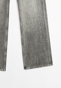 Graue, weite Jeans aus Denim, mit einer ausgewaschenen Optik, rohen Saumkanten und Kontrastnähten entlang der Nähte.