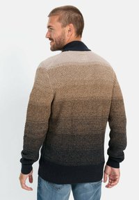 Gebreide trui met een verloop van licht bruin naar donker marineblauw. Heeft een kraag en geribde boorden. Gelaagde stof met een geweven patroon.