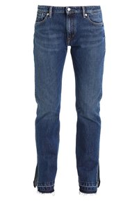 Jeans de mezclilla azul oscuro con corte recto, que presentan un dobladillo deshilachado en los puños y un estilo clásico de cinco bolsillos. Cierre con botón y cremallera.