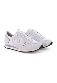 Weiße Sneakers mit Wildleder-Optik, mit einem Sternlogo, Schnürverschluss und einer strukturierten schwarzen Gummisohle für besseren Halt.