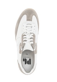 Weiße Sneakers mit grauen Wildlederakzenten, Obermaterial aus strukturiertem Leder, runde Zehenform, durchbrochene Details und flache weiße Schnürsenkel. Innen zeigt sich das Logo.