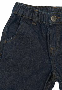 Pantaloni din denim cu talie elastică, culoare albastru închis și design clasic cu cinci buzunare. Prezintă cusături galbene și închidere cu buton metalic.