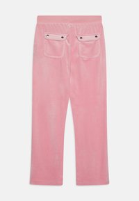 Ροζ βελουτέ παντελόνι με λεία υφή, με ίσια γραμμή και δύο ραμμένα τσέπες στο πίσω μέρος με κλείσιμο snap.