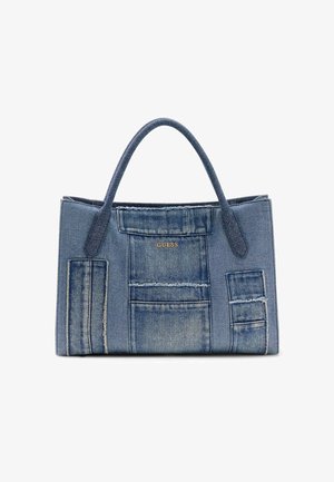 Niebieska torba typu tote z denimu z kieszenią w stylu patchwork, podwójnymi uchwytami i metalicznym logo "GUESS" na środku przodu.