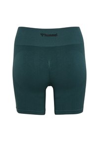 Shorts de sport verts en matériau texturé avec une taille élastique haute, présentant un logo en haut et des détails de couture subtils.
